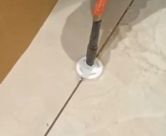 柳北瓷砖空鼓维修公司专业解答瓷砖在铺贴过程中，如果没有涂抹均匀到位的粘结材料（如水泥砂浆或瓷砖胶），可能会导致以下问题
